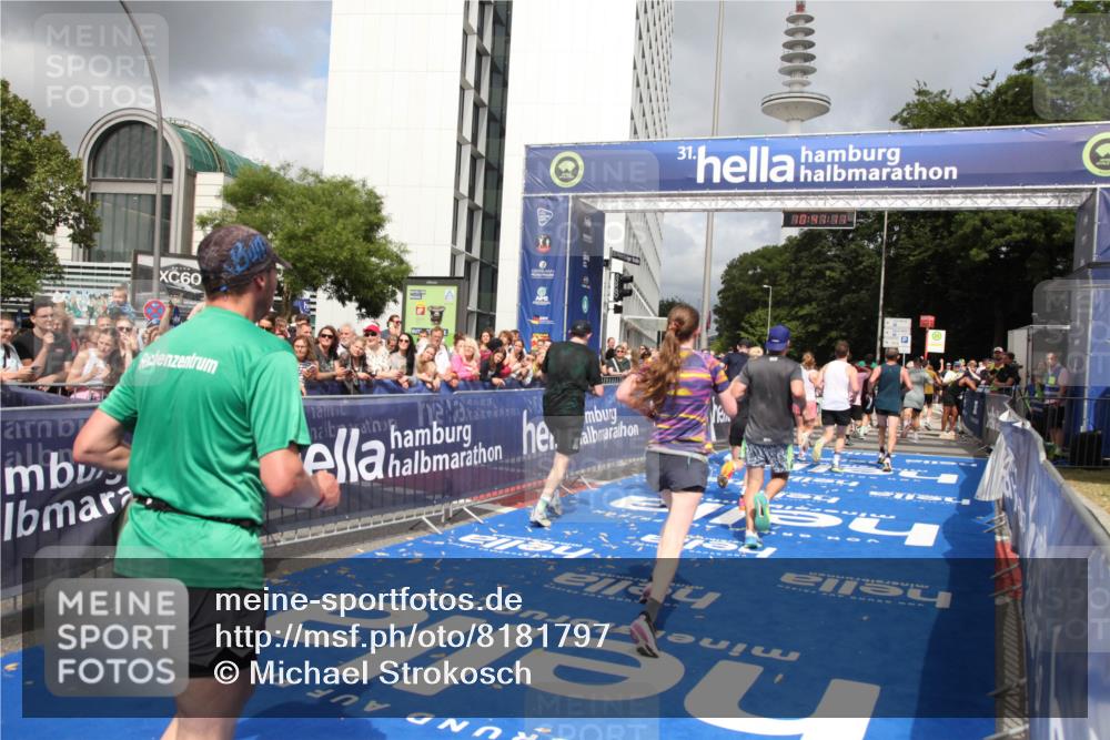 29.06.2025 - hella hamburg halbmarathon Michael Strokosch http://msf.ph/oto/8181797 29.06.2025 10:41:10 Ziel 1136, 2568, 2949, 3618, 4380, 4871, 5709, 6550, 6683, 9358, 9659, 9755, 9815, 11062, 13268, 17100, 17620, 17971, 18045, 18049 meine-sportfotos.de