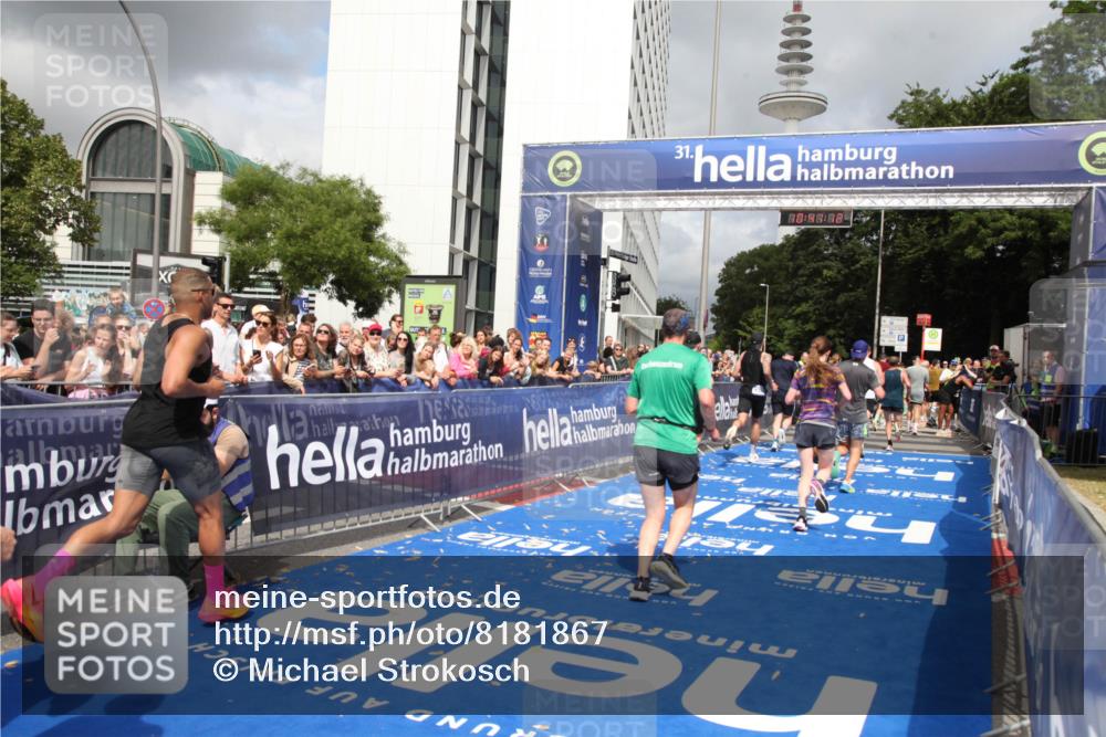 29.06.2025 - hella hamburg halbmarathon Michael Strokosch http://msf.ph/oto/8181867 29.06.2025 10:41:11 Ziel 1136, 2568, 2949, 3618, 4380, 4871, 5709, 6683, 8122, 9358, 9659, 9815, 13268, 17100, 17620, 17971, 18045, 18049 meine-sportfotos.de