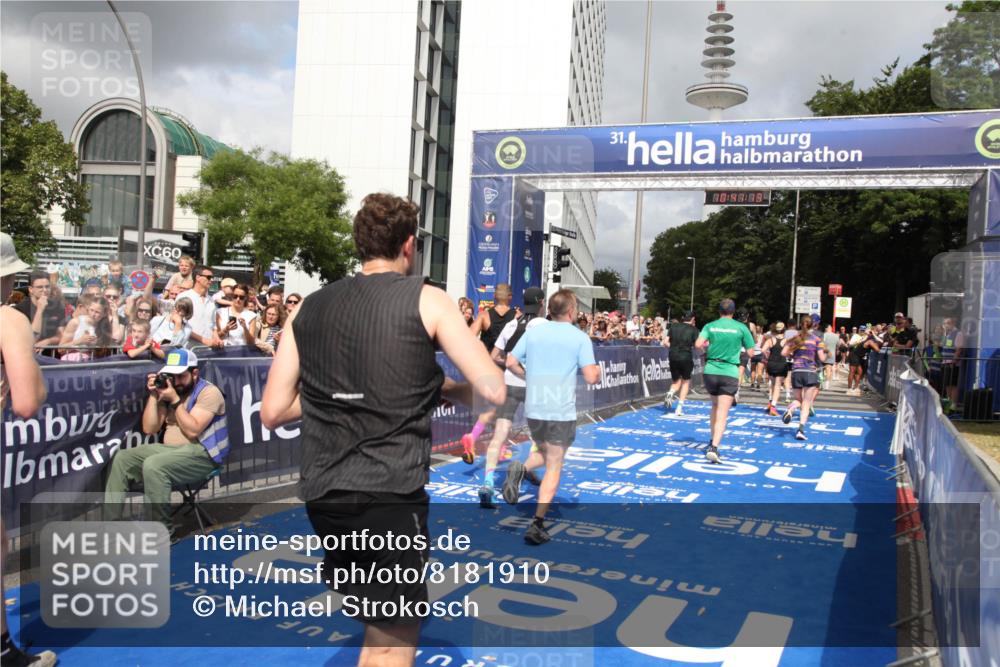 29.06.2025 - hella hamburg halbmarathon Michael Strokosch http://msf.ph/oto/8181910 29.06.2025 10:41:12 Ziel 1136, 2568, 3332, 3618, 4380, 4871, 5709, 6683, 8122, 9358, 9659, 9815, 12895, 13268, 17100, 17620, 17971, 18045, 18049 meine-sportfotos.de