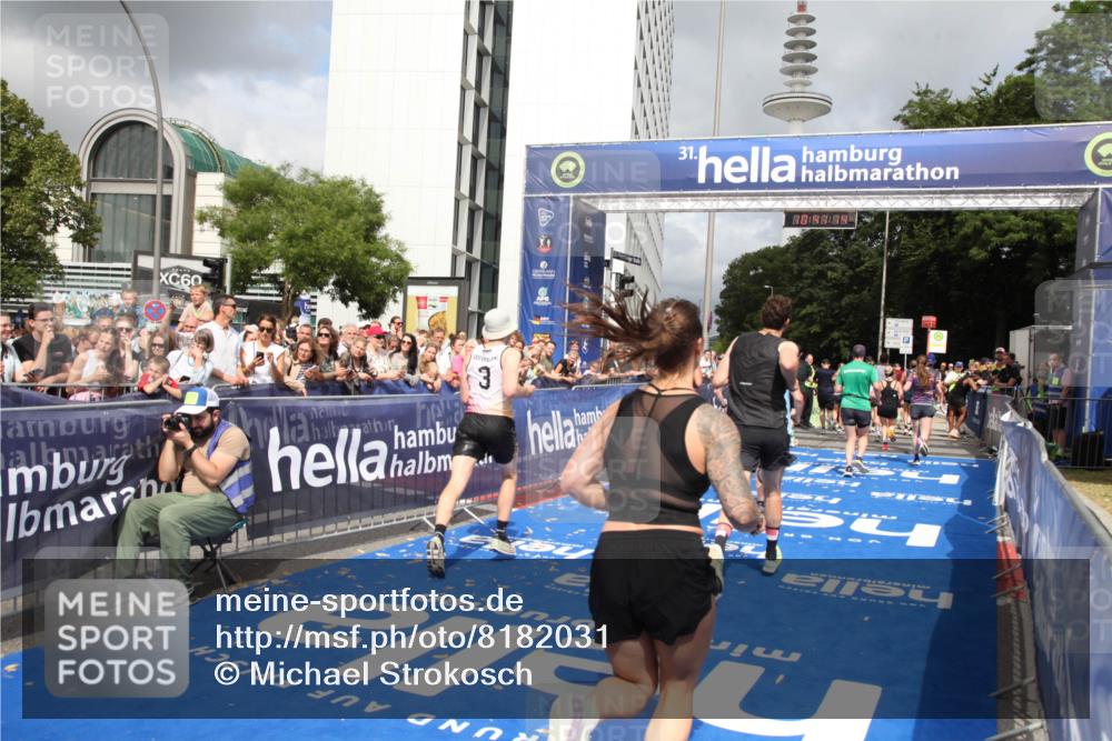 29.06.2025 - hella hamburg halbmarathon Michael Strokosch http://msf.ph/oto/8182031 29.06.2025 10:41:13 Ziel 1136, 2568, 3332, 3618, 4205, 4380, 4871, 5709, 8122, 9358, 9659, 9815, 10375, 12895, 13268, 17100, 17620, 17834, 18045, 18049 meine-sportfotos.de