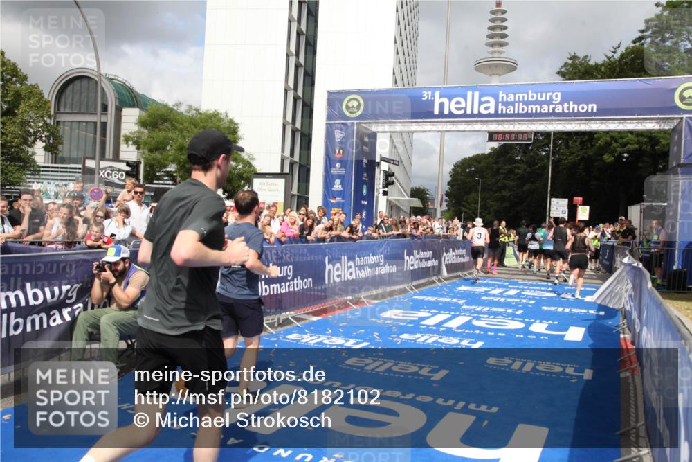 29.06.2025 - hella hamburg halbmarathon Michael Strokosch http://msf.ph/oto/8182102 29.06.2025 10:41:16 Ziel 1136, 3332, 3618, 4205, 4380, 5387, 5709, 6901, 8122, 9659, 9711, 9815, 10375, 12434, 12895, 17834 meine-sportfotos.de