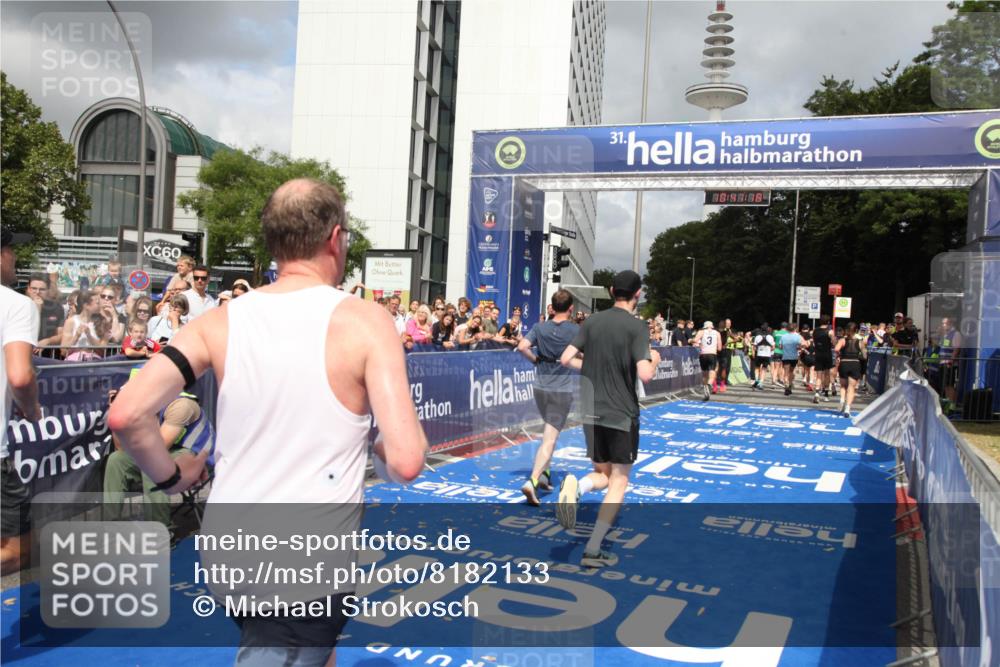 29.06.2025 - hella hamburg halbmarathon Michael Strokosch http://msf.ph/oto/8182133 29.06.2025 10:41:17 Ziel 3332, 3618, 4205, 4380, 5387, 5709, 6901, 8122, 9659, 9711, 10375, 12434, 12895, 17834 meine-sportfotos.de