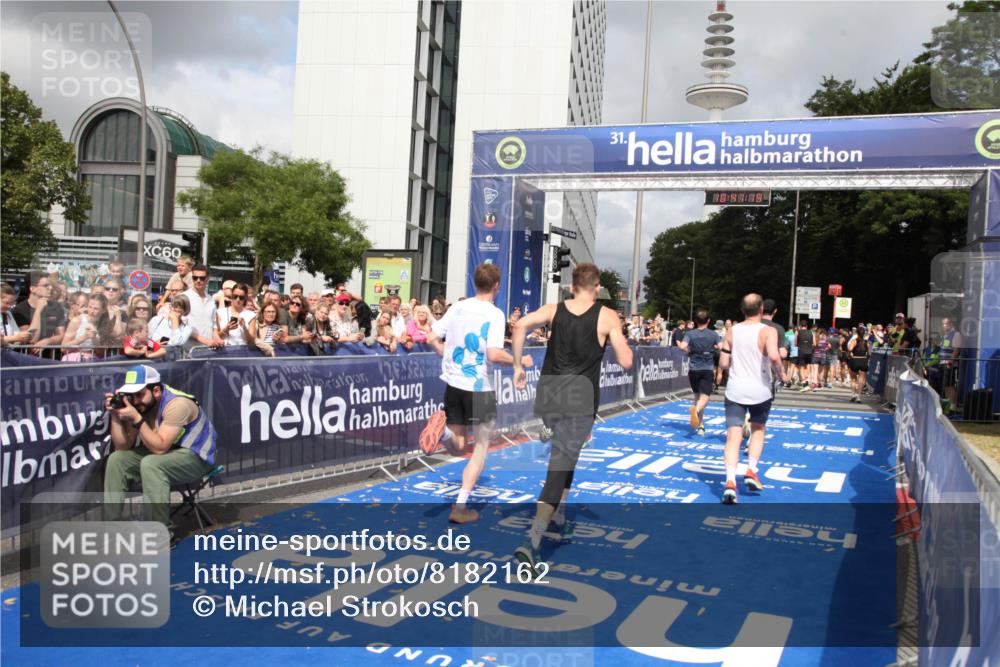 29.06.2025 - hella hamburg halbmarathon Michael Strokosch http://msf.ph/oto/8182162 29.06.2025 10:41:18 Ziel 3332, 4205, 4380, 5387, 5709, 6901, 8122, 9711, 10375, 12434, 12895, 17834 meine-sportfotos.de