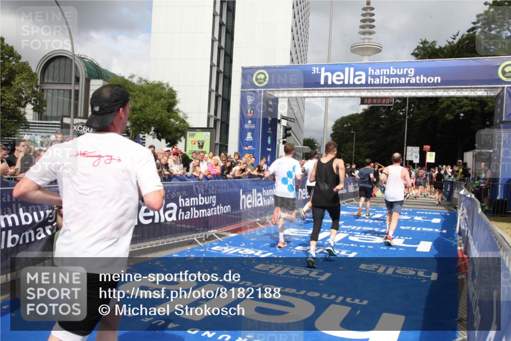 29.06.2025 - hella hamburg halbmarathon Michael Strokosch http://msf.ph/oto/8182188 29.06.2025 10:41:19 Ziel 3332, 4205, 5387, 6901, 8122, 9711, 10375, 12434, 12895, 13876, 17834, 18764 meine-sportfotos.de