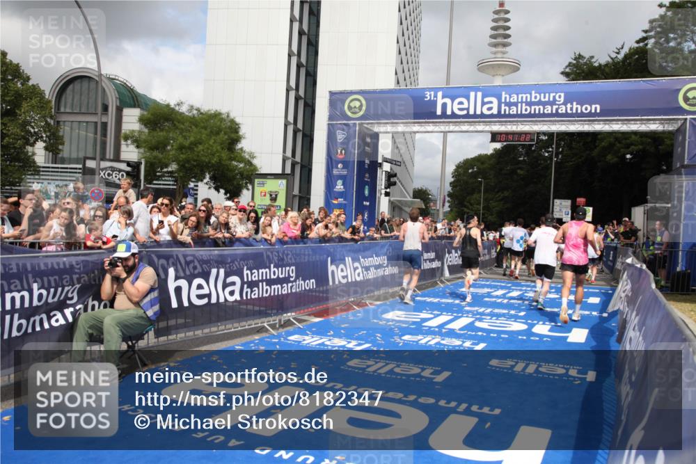 29.06.2025 - hella hamburg halbmarathon Michael Strokosch http://msf.ph/oto/8182347 29.06.2025 10:41:21 Ziel 1570, 3332, 4205, 4303, 5387, 6901, 9711, 10375, 12434, 12895, 13876, 17834, 18764 meine-sportfotos.de