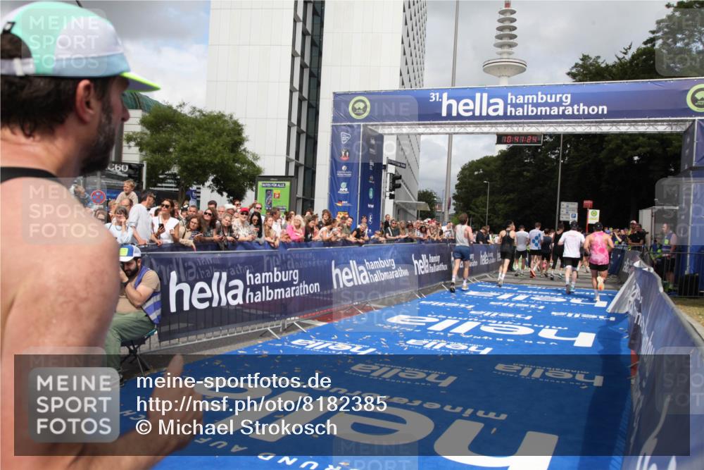 29.06.2025 - hella hamburg halbmarathon Michael Strokosch http://msf.ph/oto/8182385 29.06.2025 10:41:22 Ziel 1570, 4205, 4303, 5387, 6771, 6901, 7432, 9711, 10375, 12434, 13876, 16816, 17834, 18764 meine-sportfotos.de