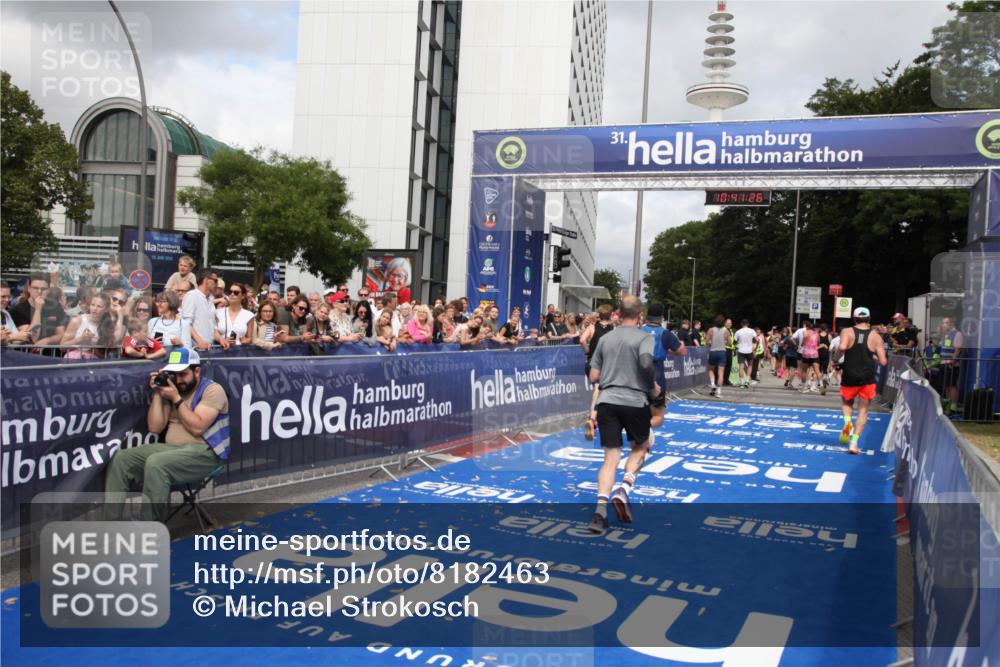 29.06.2025 - hella hamburg halbmarathon Michael Strokosch http://msf.ph/oto/8182463 29.06.2025 10:41:25 Ziel 1570, 4303, 6771, 7432, 10783, 13876, 16816, 18509, 18573, 18764 meine-sportfotos.de