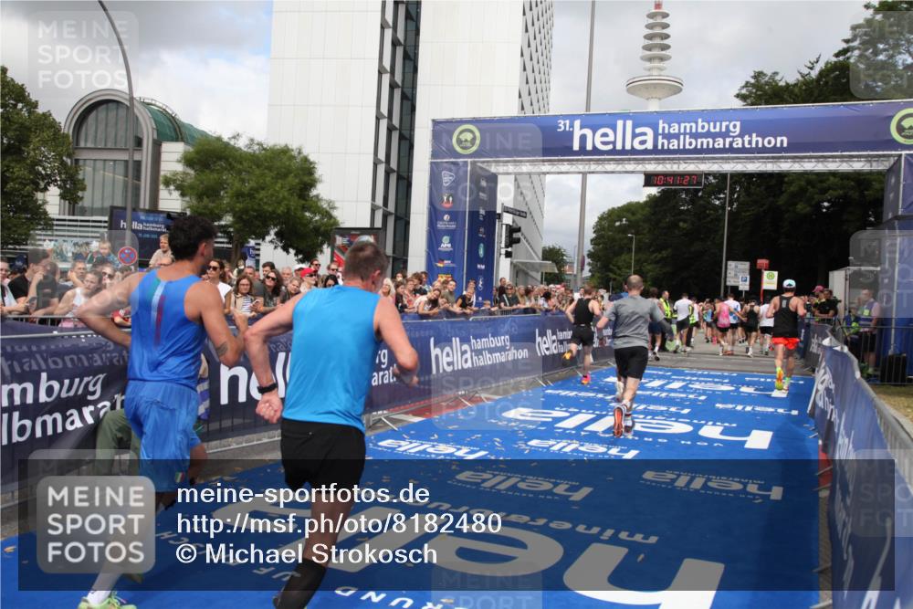 29.06.2025 - hella hamburg halbmarathon Michael Strokosch http://msf.ph/oto/8182480 29.06.2025 10:41:26 Ziel 1570, 4303, 6771, 7432, 7774, 10783, 13876, 14555, 16816, 18412, 18509, 18573, 18764 meine-sportfotos.de