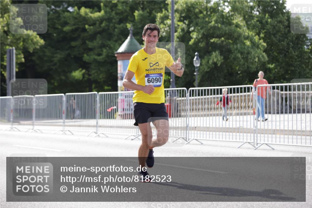 29.06.2025 - hella hamburg halbmarathon Jannik Wohlers http://msf.ph/oto/8182523 29.06.2025 09:42:56 Lombardsbrücke 1271, 5301, 6090, 7380, 9385, 9565, 9767, 10867, 13374, 14728, 14757, 15483, 15671, 18037, 18328, 18693, 18695, 18989 meine-sportfotos.de