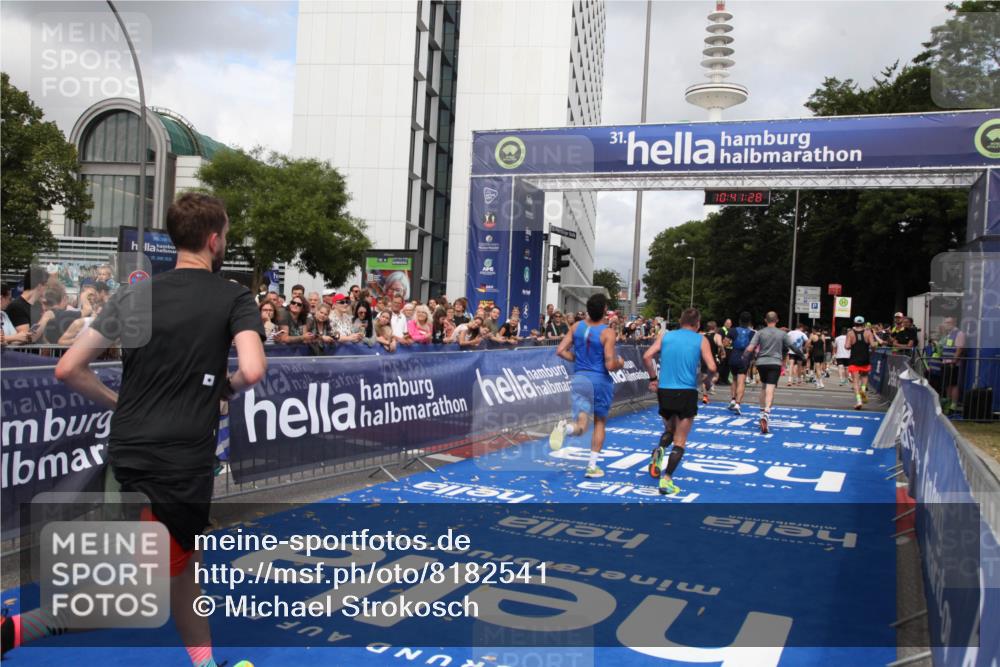 29.06.2025 - hella hamburg halbmarathon Michael Strokosch http://msf.ph/oto/8182541 29.06.2025 10:41:27 Ziel 1570, 2797, 3204, 4303, 6771, 7432, 7774, 7796, 10783, 13876, 14555, 16816, 18412, 18509, 18573, 18764 meine-sportfotos.de