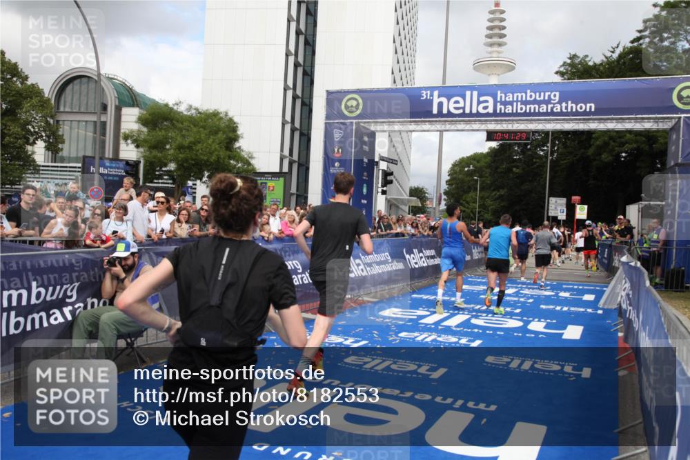 29.06.2025 - hella hamburg halbmarathon Michael Strokosch http://msf.ph/oto/8182553 29.06.2025 10:41:27 Ziel 1570, 2797, 3204, 4303, 6771, 7432, 7774, 7796, 10783, 13876, 14555, 16816, 18412, 18509, 18573, 18764 meine-sportfotos.de