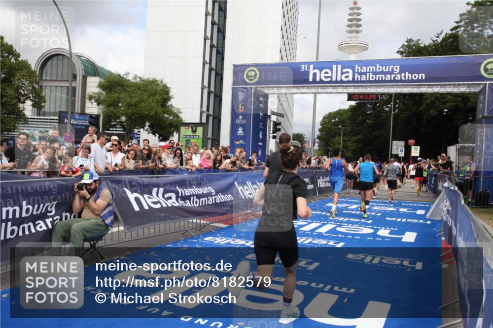 29.06.2025 - hella hamburg halbmarathon Michael Strokosch http://msf.ph/oto/8182579 29.06.2025 10:41:28 Ziel 1570, 2797, 3204, 4303, 4893, 6771, 7432, 7774, 7796, 10783, 13876, 14555, 16816, 17882, 18412, 18509, 18573, 18764 meine-sportfotos.de