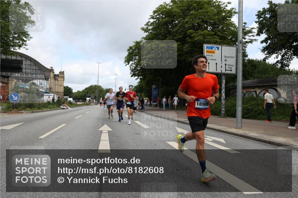 29.06.2025 - hella hamburg halbmarathon Yannick Fuchs http://msf.ph/oto/8182608 29.06.2025 10:28:54 20KM 1080, 1743, 2228, 2879, 3005, 5550, 6305, 7534, 7901, 9345, 9376, 10865, 11019, 12595, 13066, 13493, 13494, 13771, 14448, 14549, 15500, 15902, 16148, 16243, 16417, 17191, 17489, 17751, 17877, 18026, 18099, 18906 meine-sportfotos.de