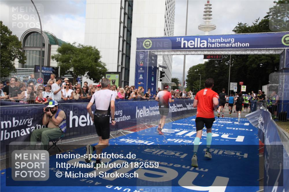 29.06.2025 - hella hamburg halbmarathon Michael Strokosch http://msf.ph/oto/8182659 29.06.2025 10:41:30 Ziel 1570, 2797, 3204, 4893, 5987, 6771, 7432, 7774, 7796, 10783, 14555, 16816, 17159, 17882, 18412, 18509, 18573 meine-sportfotos.de