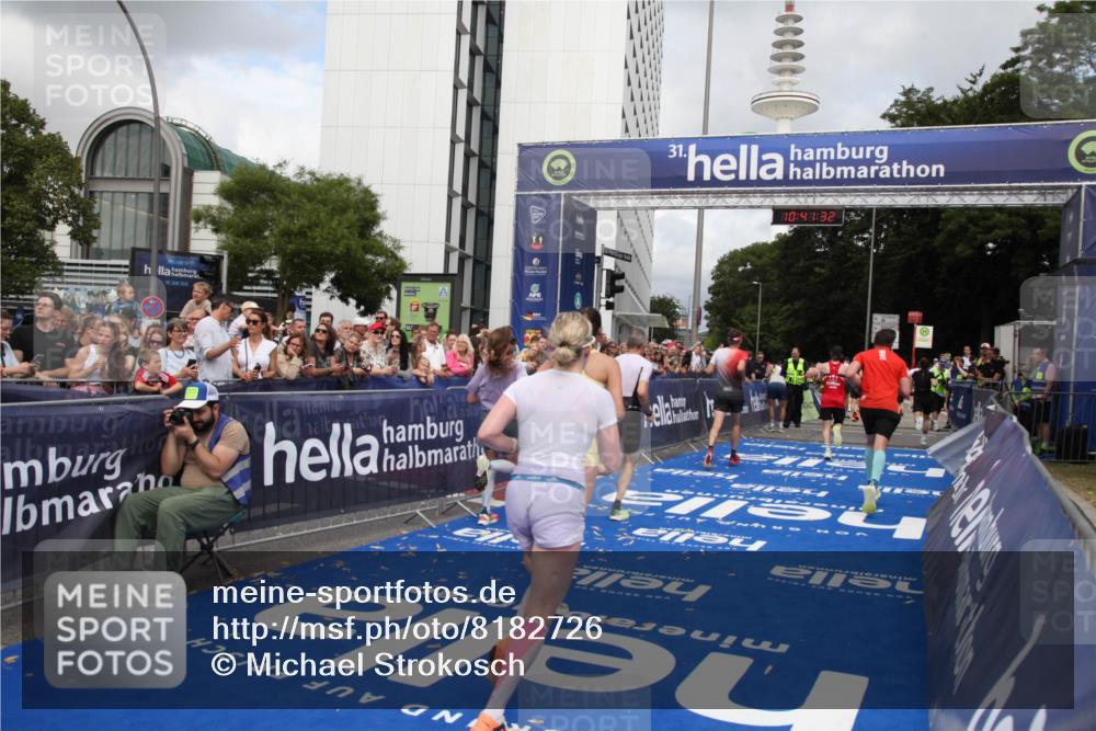 29.06.2025 - hella hamburg halbmarathon Michael Strokosch http://msf.ph/oto/8182726 29.06.2025 10:41:31 Ziel 2579, 2797, 3204, 4893, 5987, 6771, 7432, 7774, 7796, 10783, 12588, 14555, 16816, 17159, 17882, 18412, 18509, 18573 meine-sportfotos.de