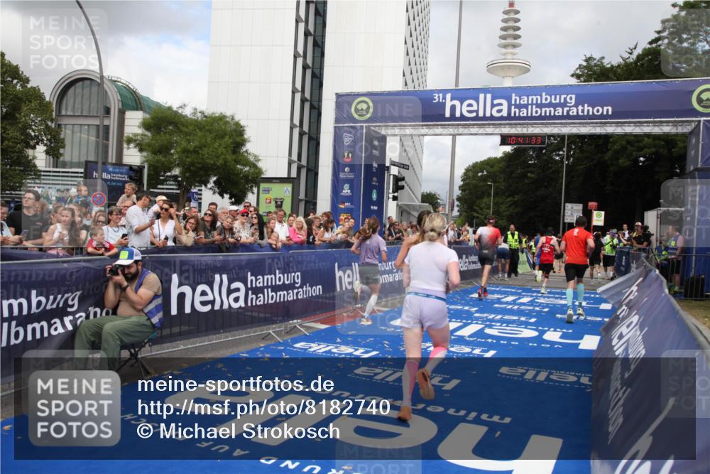 29.06.2025 - hella hamburg halbmarathon Michael Strokosch http://msf.ph/oto/8182740 29.06.2025 10:41:32 Ziel 2579, 2797, 3204, 4893, 5987, 7774, 7796, 8358, 10783, 12588, 13457, 14555, 17159, 17882, 18412, 18509, 18573 meine-sportfotos.de