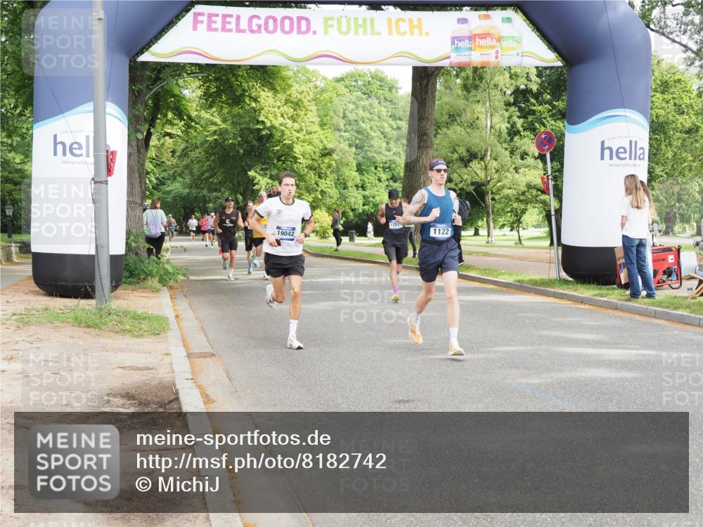 29.06.2025 - hella hamburg halbmarathon MichiJ http://msf.ph/oto/8182742 29.06.2025 10:17:42 Zwischen KM18-KM19 1122, 2604, 10655, 15583 meine-sportfotos.de