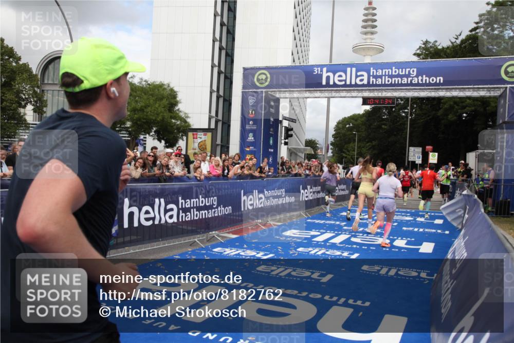 29.06.2025 - hella hamburg halbmarathon Michael Strokosch http://msf.ph/oto/8182762 29.06.2025 10:41:32 Ziel 2579, 2797, 3204, 4893, 5987, 7774, 7796, 8358, 10783, 12588, 13457, 14555, 17159, 17882, 18412, 18509, 18573 meine-sportfotos.de