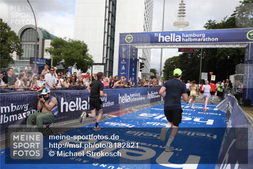 29.06.2025 - hella hamburg halbmarathon Michael Strokosch http://msf.ph/oto/8182821 29.06.2025 10:41:33 Ziel 2579, 2797, 3204, 4893, 5987, 7774, 7796, 8358, 10894, 12588, 13457, 14275, 14555, 17159, 17882, 18412, 18442, 18509, 18573 meine-sportfotos.de
