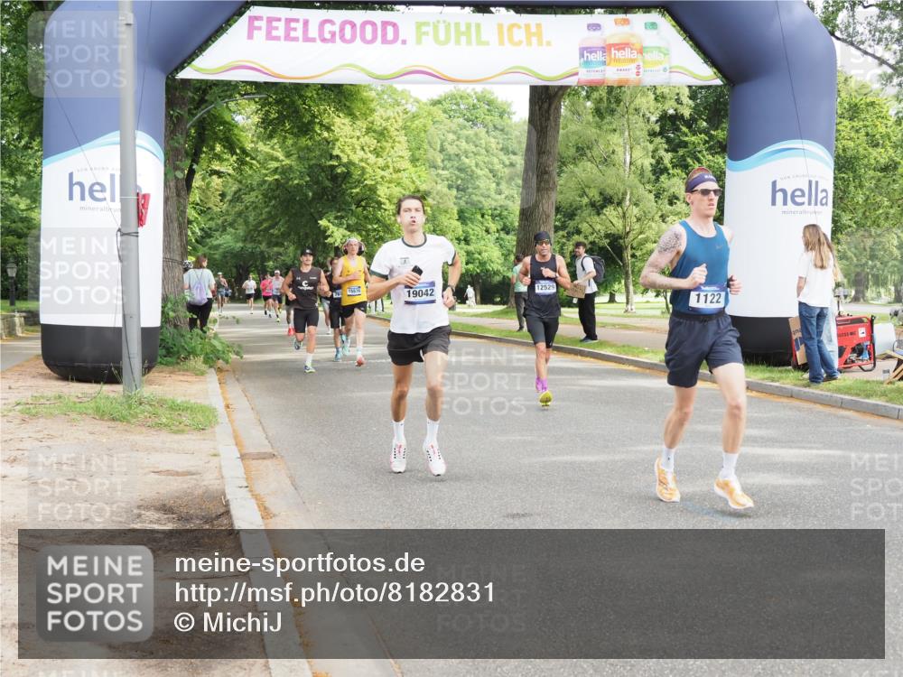 29.06.2025 - hella hamburg halbmarathon MichiJ http://msf.ph/oto/8182831 29.06.2025 10:17:42 Zwischen KM18-KM19 1122, 2604, 10655, 15583 meine-sportfotos.de