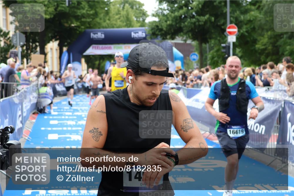 29.06.2025 - hella hamburg halbmarathon Zöllner http://msf.ph/oto/8182835 29.06.2025 10:32:45 Ziel 1990, 7965, 8062, 12987, 13961, 14028, 15054, 16619, 17117, 17151 meine-sportfotos.de