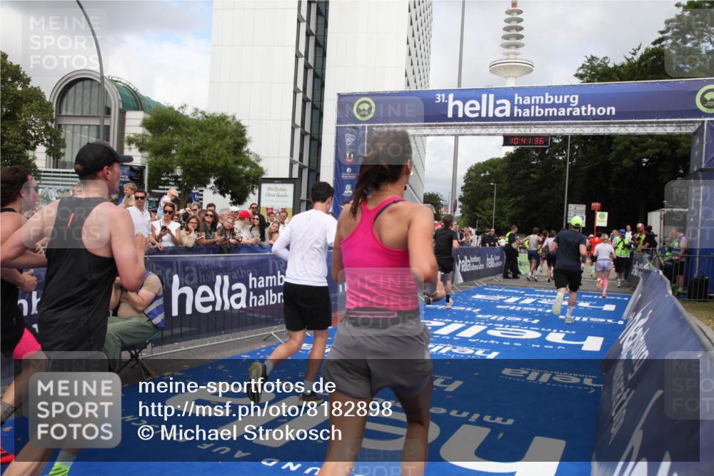 29.06.2025 - hella hamburg halbmarathon Michael Strokosch http://msf.ph/oto/8182898 29.06.2025 10:41:35 Ziel 2579, 2797, 3204, 4893, 5987, 7774, 7796, 8358, 9885, 10894, 12588, 13457, 14275, 14555, 16084, 17159, 17882, 18412, 18442, 18491 meine-sportfotos.de