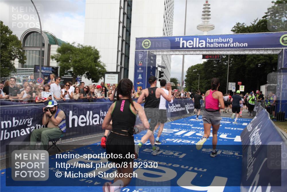 29.06.2025 - hella hamburg halbmarathon Michael Strokosch http://msf.ph/oto/8182930 29.06.2025 10:41:35 Ziel 2579, 2797, 3204, 4893, 5987, 7774, 7796, 8358, 9885, 10894, 12588, 13457, 14275, 14555, 16084, 17159, 17882, 18412, 18442, 18491 meine-sportfotos.de