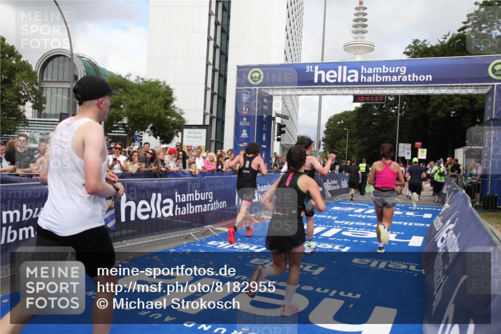 29.06.2025 - hella hamburg halbmarathon Michael Strokosch http://msf.ph/oto/8182955 29.06.2025 10:41:36 Ziel 2579, 2797, 3204, 4893, 5987, 7796, 8358, 9885, 10894, 12588, 13457, 14275, 16084, 17159, 17882, 18442, 18491 meine-sportfotos.de
