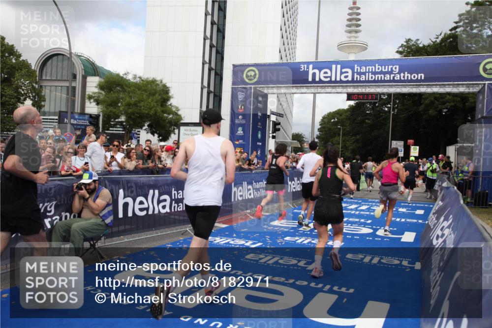 29.06.2025 - hella hamburg halbmarathon Michael Strokosch http://msf.ph/oto/8182971 29.06.2025 10:41:36 Ziel 2579, 2797, 3204, 4893, 5987, 7796, 8358, 9885, 10894, 12588, 13457, 14275, 16084, 17159, 17882, 18442, 18491 meine-sportfotos.de