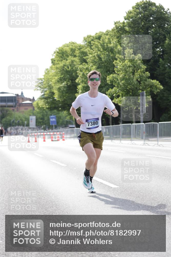 29.06.2025 - hella hamburg halbmarathon Jannik Wohlers http://msf.ph/oto/8182997 29.06.2025 09:42:59 Lombardsbrücke 1271, 6090, 7380, 9565, 9767, 10867, 13374, 14757, 15483, 15671, 18328, 18693, 18695, 18989 meine-sportfotos.de