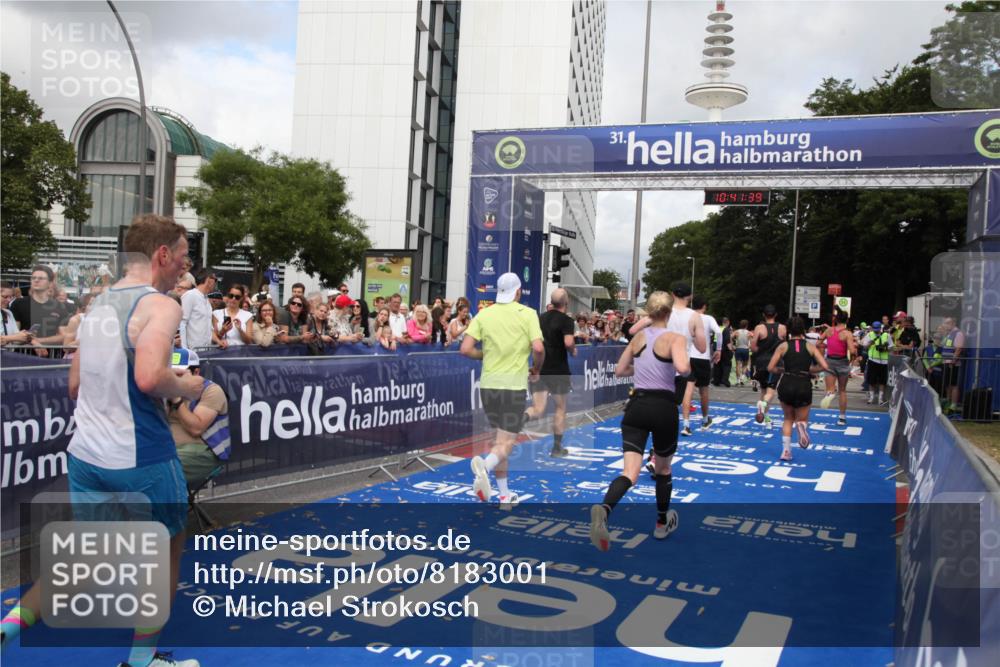 29.06.2025 - hella hamburg halbmarathon Michael Strokosch http://msf.ph/oto/8183001 29.06.2025 10:41:38 Ziel 2579, 5987, 8358, 9885, 10894, 12588, 13457, 13714, 14275, 16084, 17159, 18442, 18491 meine-sportfotos.de