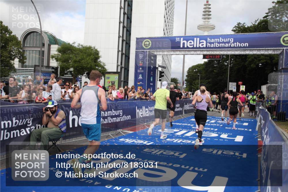 29.06.2025 - hella hamburg halbmarathon Michael Strokosch http://msf.ph/oto/8183031 29.06.2025 10:41:38 Ziel 2579, 5987, 8358, 9885, 10894, 12588, 13457, 13714, 14275, 16084, 17159, 18442, 18491 meine-sportfotos.de