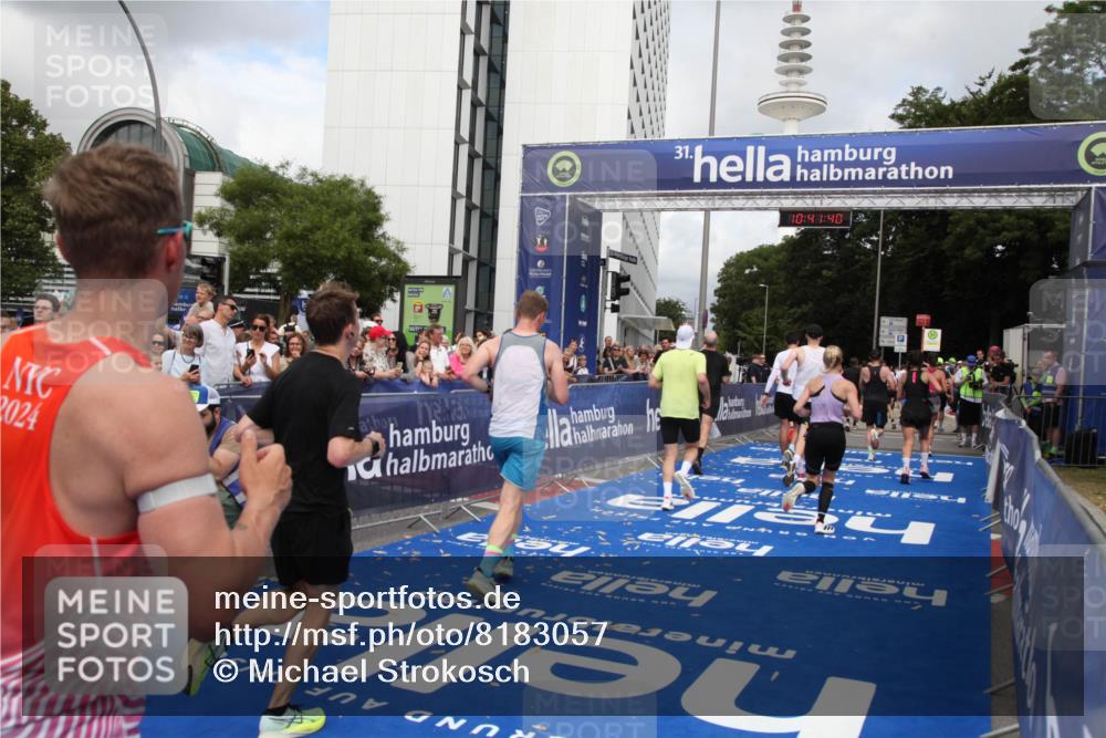 29.06.2025 - hella hamburg halbmarathon Michael Strokosch http://msf.ph/oto/8183057 29.06.2025 10:41:38 Ziel 2579, 5987, 8358, 9885, 10894, 12588, 13457, 13714, 14275, 16084, 17159, 18442, 18491 meine-sportfotos.de