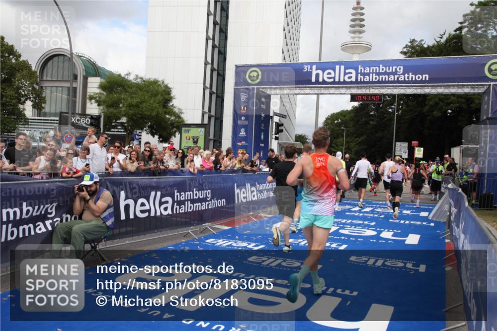 29.06.2025 - hella hamburg halbmarathon Michael Strokosch http://msf.ph/oto/8183095 29.06.2025 10:41:39 Ziel 2579, 5987, 8358, 9885, 10894, 12588, 13457, 13714, 14275, 16084, 17159, 18442, 18491 meine-sportfotos.de