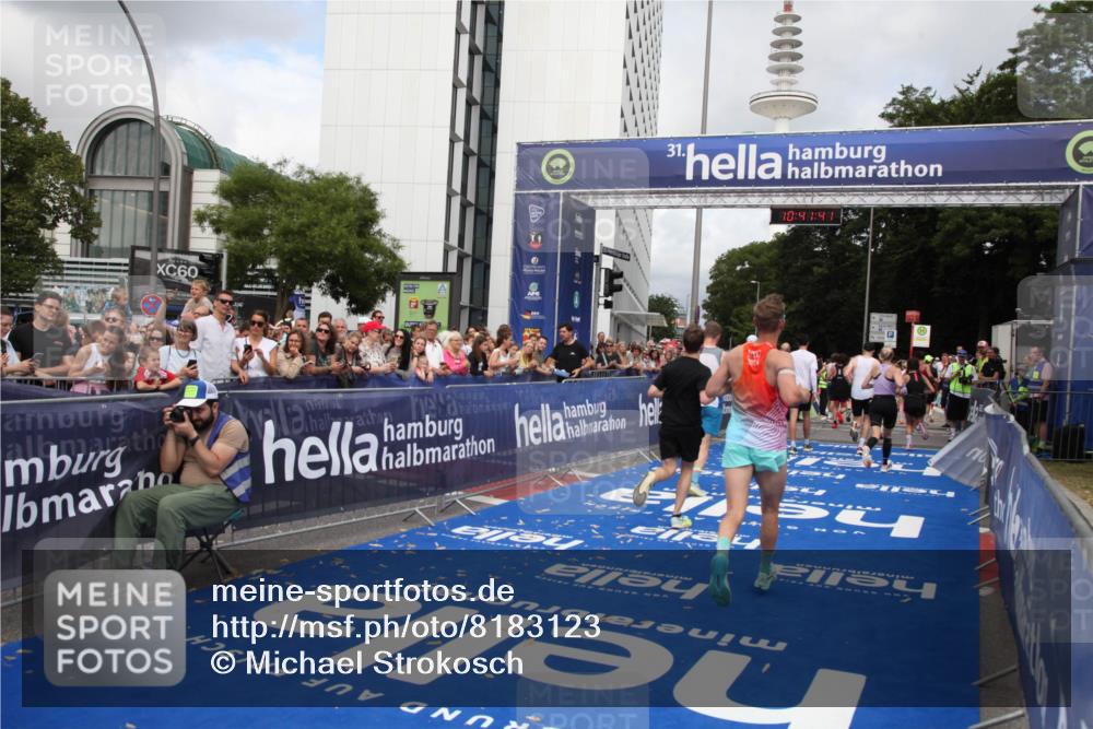 29.06.2025 - hella hamburg halbmarathon Michael Strokosch http://msf.ph/oto/8183123 29.06.2025 10:41:40 Ziel 2579, 8358, 9640, 9885, 10894, 12588, 13457, 13714, 14275, 16084, 18442, 18491 meine-sportfotos.de