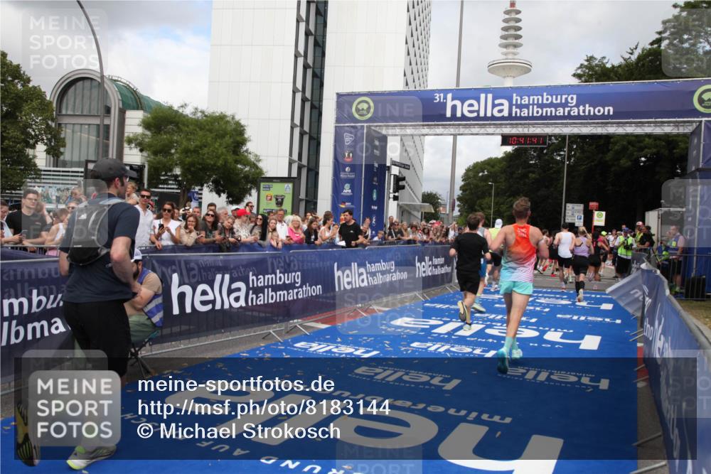 29.06.2025 - hella hamburg halbmarathon Michael Strokosch http://msf.ph/oto/8183144 29.06.2025 10:41:40 Ziel 2579, 8358, 9640, 9885, 10894, 12588, 13457, 13714, 14275, 16084, 18442, 18491 meine-sportfotos.de