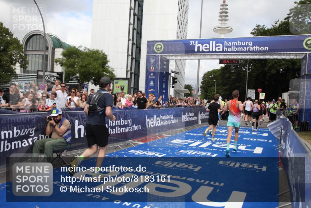 29.06.2025 - hella hamburg halbmarathon Michael Strokosch http://msf.ph/oto/8183161 29.06.2025 10:41:40 Ziel 2579, 8358, 9640, 9885, 10894, 12588, 13457, 13714, 14275, 16084, 18442, 18491 meine-sportfotos.de