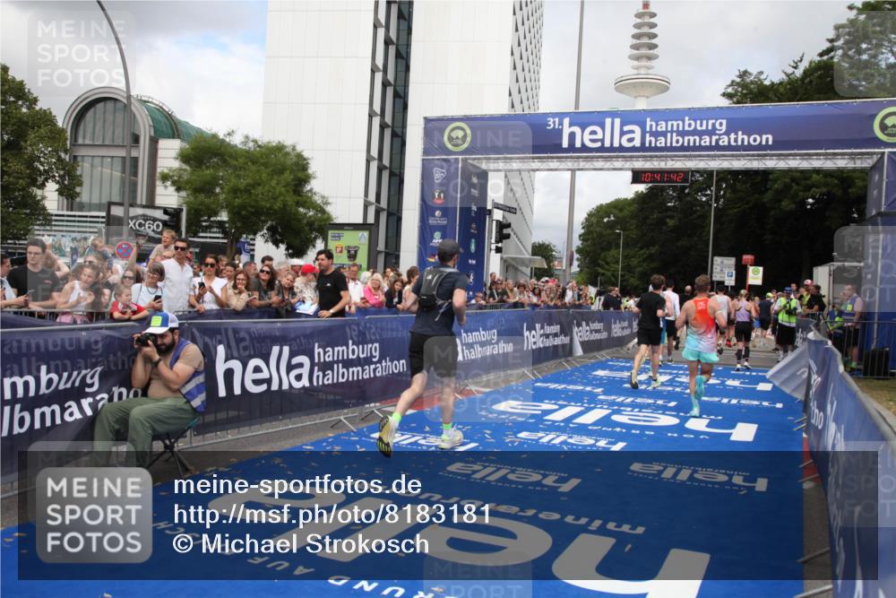 29.06.2025 - hella hamburg halbmarathon Michael Strokosch http://msf.ph/oto/8183181 29.06.2025 10:41:41 Ziel 8358, 9640, 9885, 10894, 13457, 13714, 14275, 16084, 18442, 18491 meine-sportfotos.de