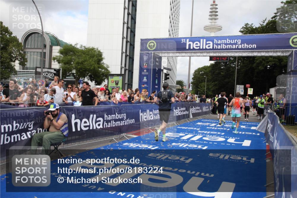 29.06.2025 - hella hamburg halbmarathon Michael Strokosch http://msf.ph/oto/8183224 29.06.2025 10:41:41 Ziel 8358, 9640, 9885, 10894, 13457, 13714, 14275, 16084, 18442, 18491 meine-sportfotos.de