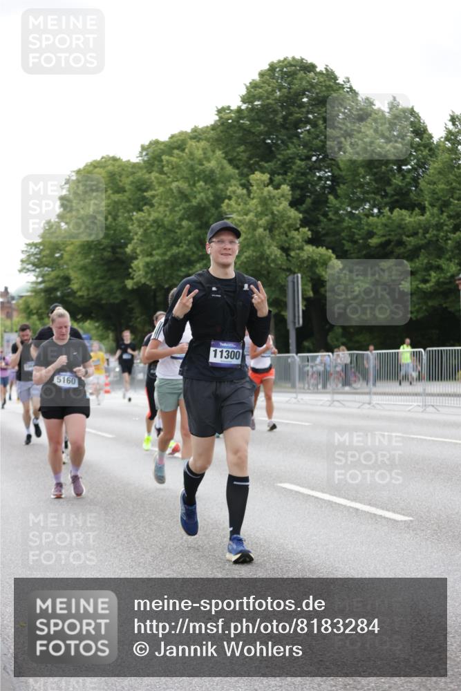 29.06.2025 - hella hamburg halbmarathon Jannik Wohlers http://msf.ph/oto/8183284 29.06.2025 10:23:15 Lombardsbrücke 1048, 1304, 2125, 4391, 4646, 5160, 5406, 6747, 7029, 8031, 8181, 8676, 9715, 10649, 11300, 11454, 11793, 12874, 13149, 14512, 14521, 15709, 15739, 15853, 16185, 16251, 16331, 17199, 17385, 18070, 18071, 18089, 18314, 18402, 18818, 18865 meine-sportfotos.de