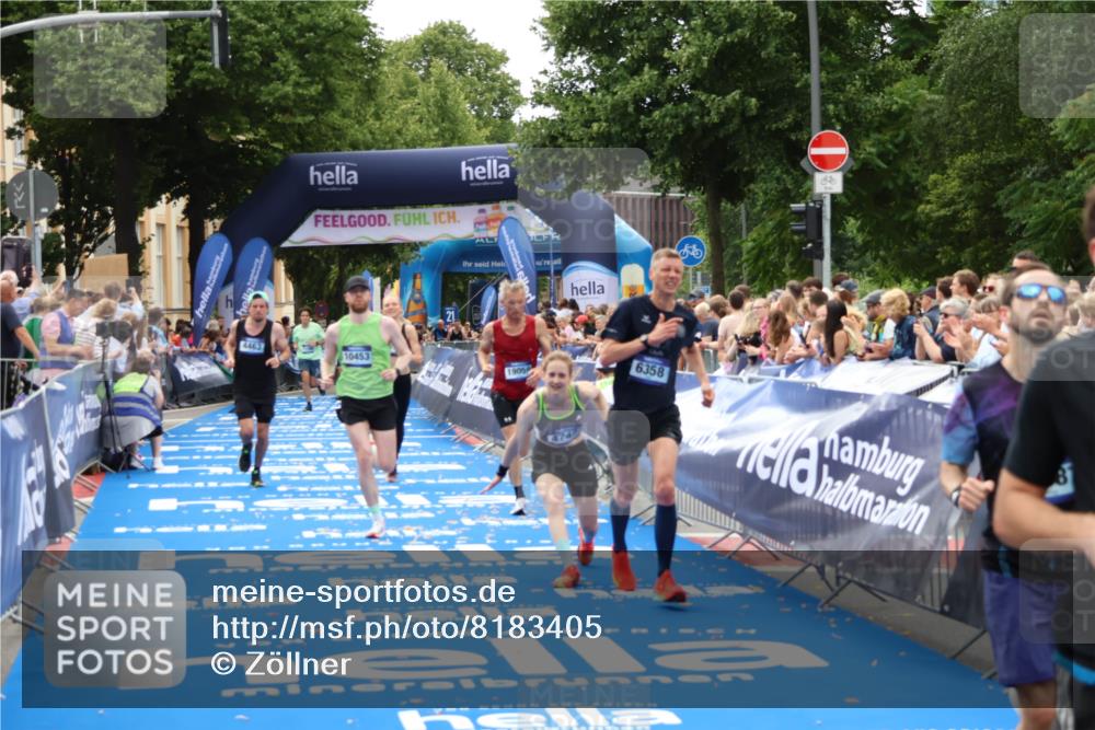 29.06.2025 - hella hamburg halbmarathon Zöllner http://msf.ph/oto/8183405 29.06.2025 10:32:58 Ziel 4463, 4749, 6358, 10453, 12290, 16425, 18679, 18687, 19059 meine-sportfotos.de