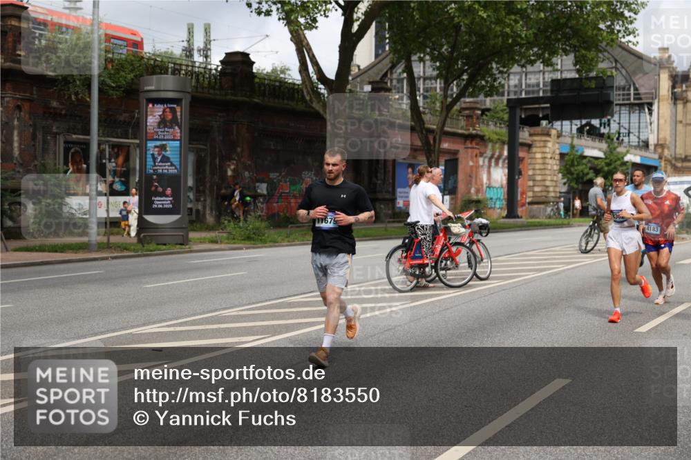 29.06.2025 - hella hamburg halbmarathon Yannick Fuchs http://msf.ph/oto/8183550 29.06.2025 10:43:22 20KM 1094, 1342, 1381, 1452, 1476, 2260, 2504, 2592, 2596, 2706, 2889, 3060, 4183, 4185, 4847, 4890, 5460, 5705, 6158, 7067, 7297, 8112, 8302, 8821, 9038, 9126, 9213, 9463, 9649, 9661, 9695, 10053, 10184, 10859, 10860, 11340, 11519, 11579, 11679, 11779, 11977, 12094, 12421, 12533, 13009, 13183, 13233, 13269, 13450, 13688, 15384, 15422, 15523, 15857, 15894, 16114, 16369, 16592, 16627, 17173, 17632, 18598, 18842, 18873, 18887 meine-sportfotos.de