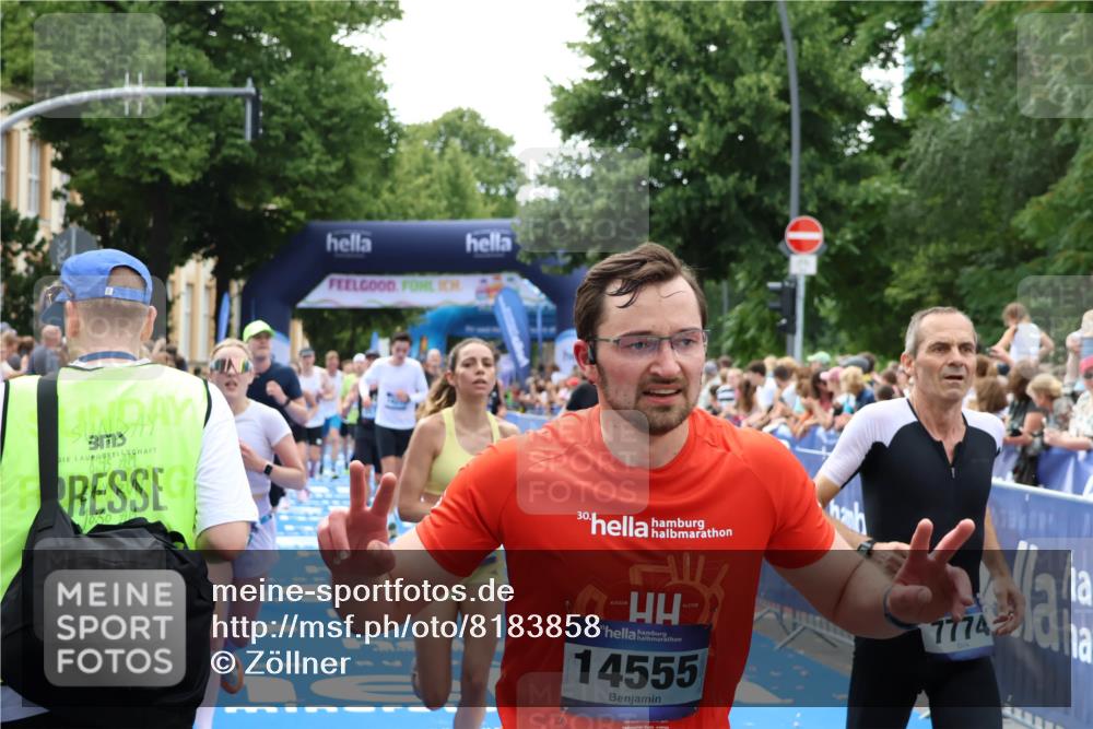 29.06.2025 - hella hamburg halbmarathon Zöllner http://msf.ph/oto/8183858 29.06.2025 10:41:34 Ziel 2579, 2797, 3204, 4893, 5987, 7774, 7796, 8358, 9885, 10894, 12588, 13457, 14275, 14555, 16084, 17159, 17882, 18412, 18442, 18491 meine-sportfotos.de