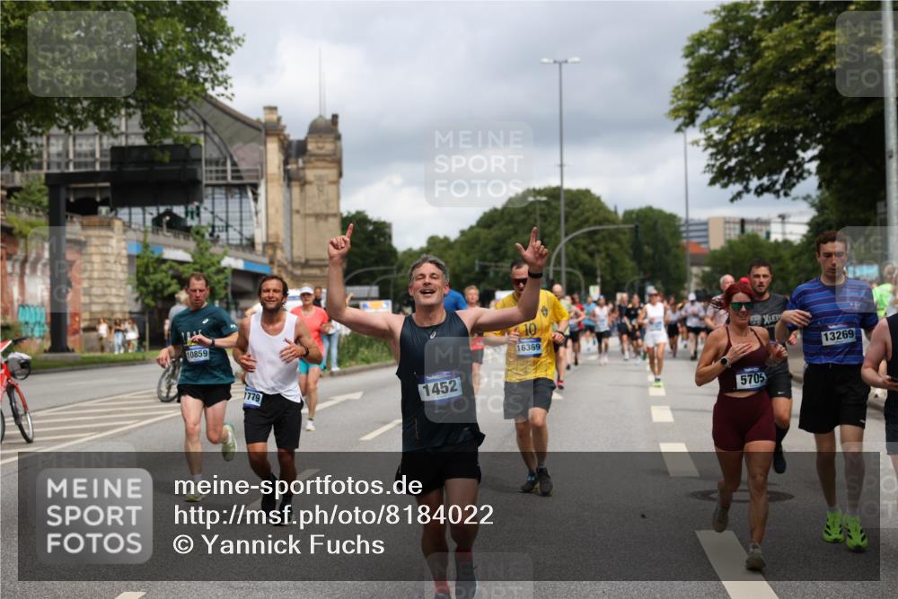 29.06.2025 - hella hamburg halbmarathon Yannick Fuchs http://msf.ph/oto/8184022 29.06.2025 10:43:27 20KM 1094, 1342, 1381, 1452, 1476, 2013, 2504, 2592, 2596, 2706, 2889, 2937, 3060, 4017, 4183, 4185, 4832, 5460, 5705, 6158, 7067, 7297, 8112, 8302, 8821, 9038, 9126, 9213, 9463, 9619, 9649, 9695, 9924, 10053, 10184, 10859, 10860, 11340, 11519, 11579, 11679, 11779, 11819, 11977, 12094, 12421, 12533, 12670, 13233, 13269, 13688, 14526, 15422, 15523, 15857, 15894, 16114, 16369, 16592, 16627, 16653, 16731, 16891, 17173, 17632, 18058, 18842, 18873 meine-sportfotos.de
