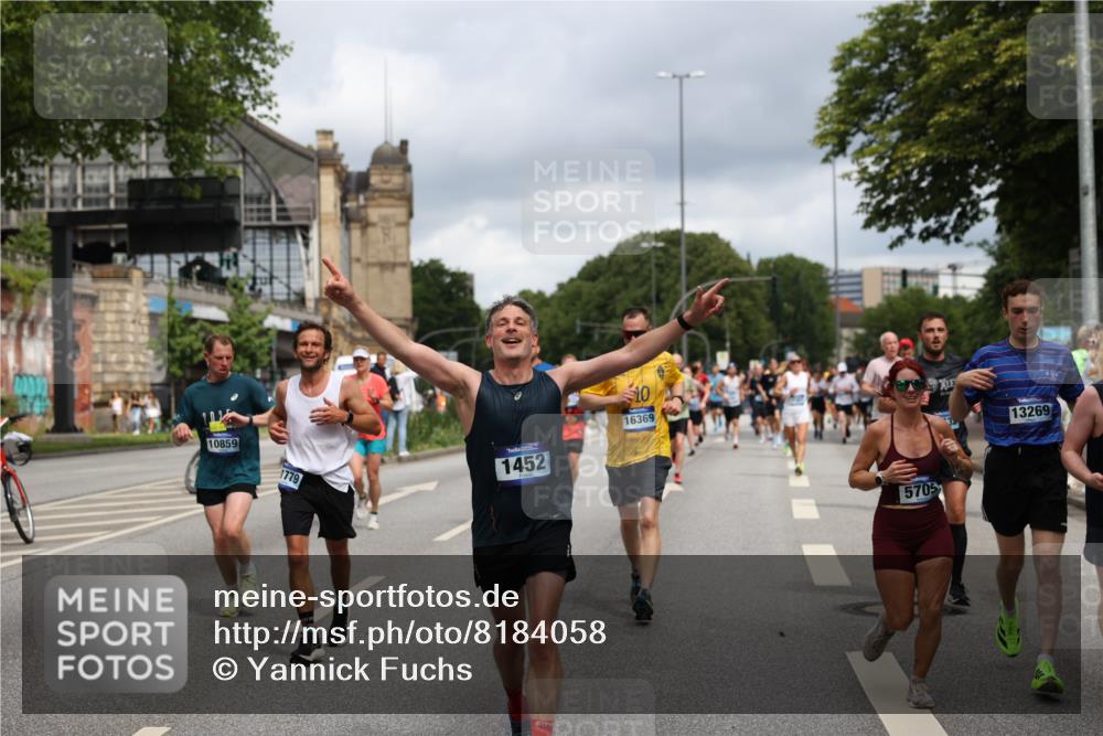 29.06.2025 - hella hamburg halbmarathon Yannick Fuchs http://msf.ph/oto/8184058 29.06.2025 10:43:27 20KM 1094, 1342, 1381, 1452, 1476, 2013, 2504, 2592, 2596, 2706, 2889, 2937, 3060, 4017, 4183, 4185, 4832, 5460, 5705, 6158, 7067, 7297, 8112, 8302, 8821, 9038, 9126, 9213, 9463, 9619, 9649, 9695, 9924, 10053, 10184, 10859, 10860, 11340, 11519, 11579, 11679, 11779, 11819, 11977, 12094, 12421, 12533, 12670, 13233, 13269, 13688, 14526, 15422, 15523, 15857, 15894, 16114, 16369, 16592, 16627, 16653, 16731, 16891, 17173, 17632, 18058, 18842, 18873 meine-sportfotos.de
