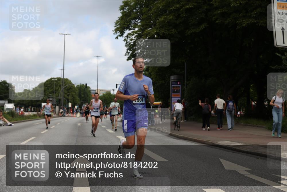 29.06.2025 - hella hamburg halbmarathon Yannick Fuchs http://msf.ph/oto/8184202 29.06.2025 10:29:04 20KM 1080, 2228, 2879, 3005, 5550, 6305, 7534, 7884, 7901, 9376, 9519, 11019, 11202, 11230, 11661, 13771, 14448, 14549, 15500, 15902, 16148, 16243, 16417, 17751, 17877, 18026, 18837 meine-sportfotos.de
