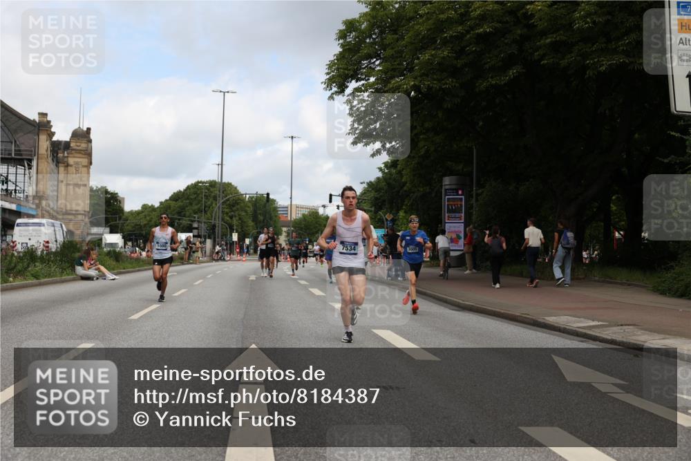 29.06.2025 - hella hamburg halbmarathon Yannick Fuchs http://msf.ph/oto/8184387 29.06.2025 10:29:06 20KM 1080, 2228, 2879, 3005, 5550, 6305, 7534, 7884, 7901, 9376, 9519, 11019, 11202, 11230, 11661, 13771, 14448, 14549, 15500, 15902, 16148, 16417, 17751, 17877, 18026, 18837 meine-sportfotos.de