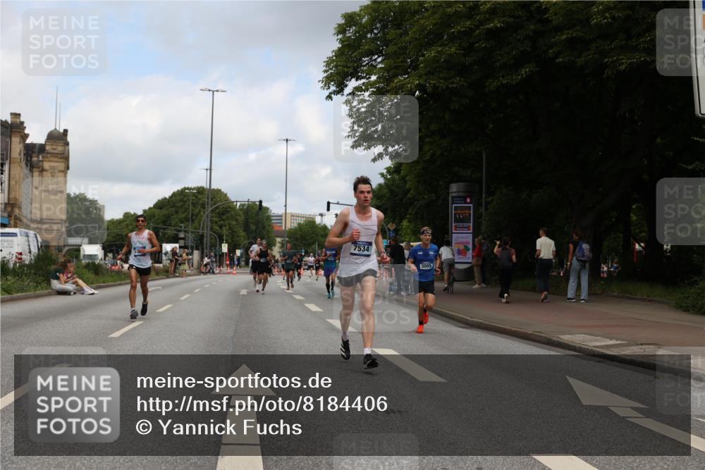 29.06.2025 - hella hamburg halbmarathon Yannick Fuchs http://msf.ph/oto/8184406 29.06.2025 10:29:06 20KM 1080, 2228, 2879, 3005, 5550, 6305, 7534, 7884, 7901, 9376, 9519, 11019, 11202, 11230, 11661, 13771, 14448, 14549, 15500, 15902, 16148, 16417, 17751, 17877, 18026, 18837 meine-sportfotos.de