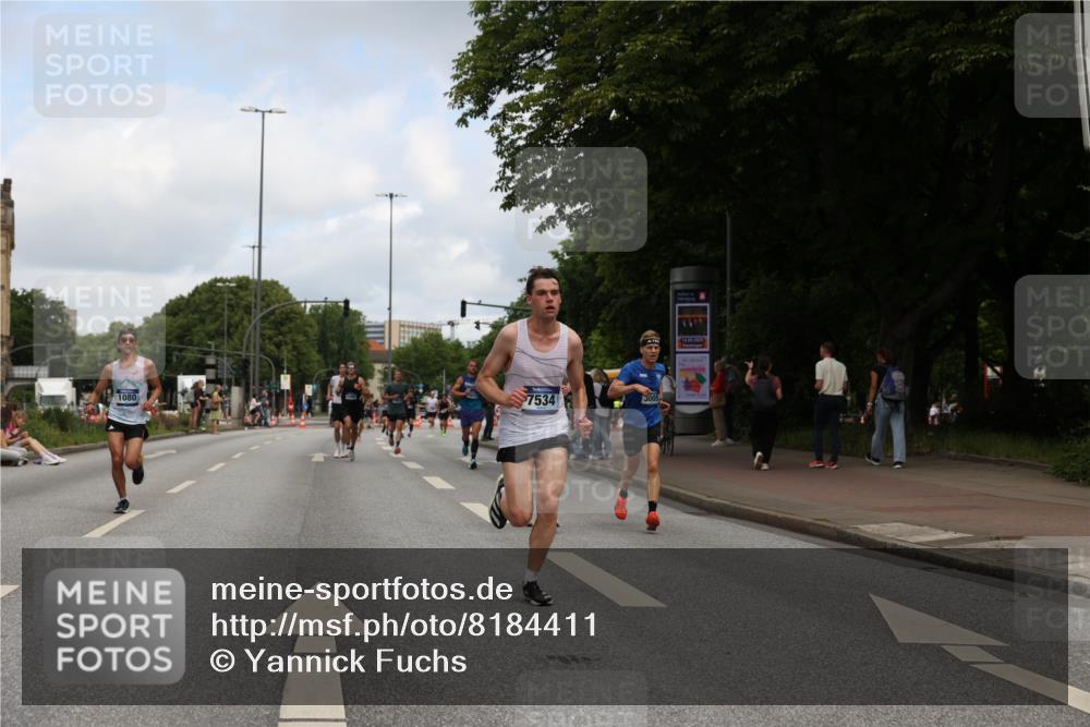 29.06.2025 - hella hamburg halbmarathon Yannick Fuchs http://msf.ph/oto/8184411 29.06.2025 10:29:06 20KM 1080, 2228, 2879, 3005, 5550, 6305, 7534, 7884, 7901, 9376, 9519, 11019, 11202, 11230, 11661, 13771, 14448, 14549, 15500, 15902, 16148, 16417, 17751, 17877, 18026, 18837 meine-sportfotos.de