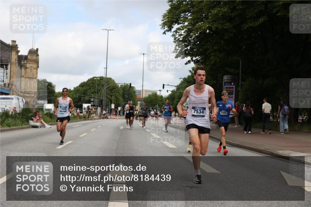 29.06.2025 - hella hamburg halbmarathon Yannick Fuchs http://msf.ph/oto/8184439 29.06.2025 10:29:06 20KM 1080, 2228, 2879, 3005, 5550, 6305, 7534, 7884, 7901, 9376, 9519, 11019, 11202, 11230, 11661, 13771, 14448, 14549, 15500, 15902, 16148, 16417, 17751, 17877, 18026, 18837 meine-sportfotos.de